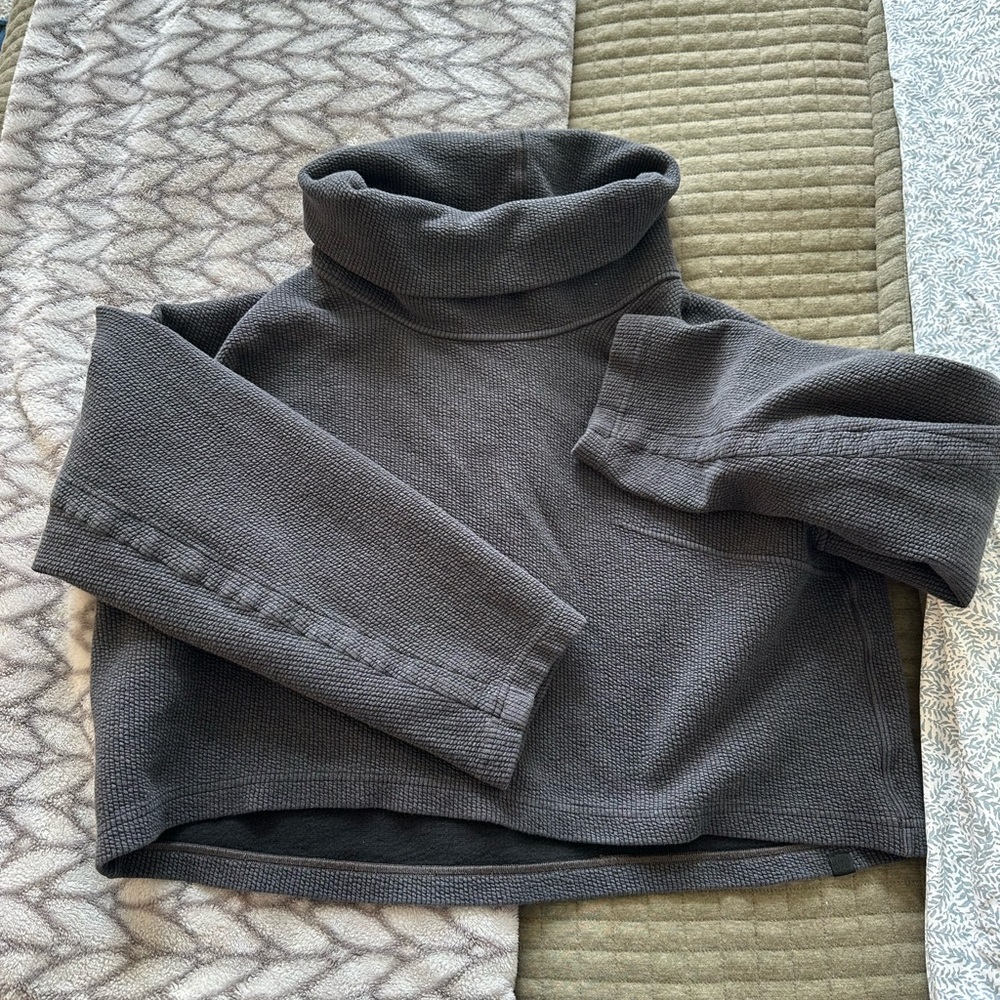 Lululemon cropped textured turtleneck